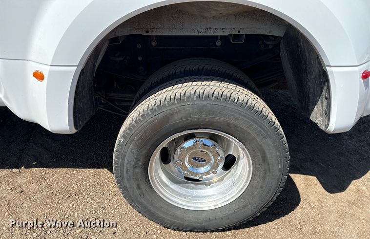 image for item EJ8813 2019 Ford F350 Super Duty Crew Cab pickup truck