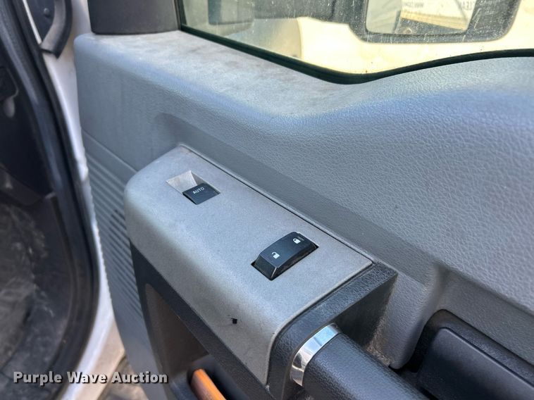 image for item EK2736 2013 Ford F550 Super Duty XLT box truck