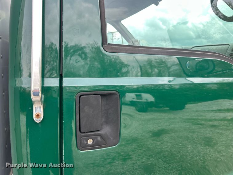 image for item EK2979 2004 Ford F750 Super Duty box truck