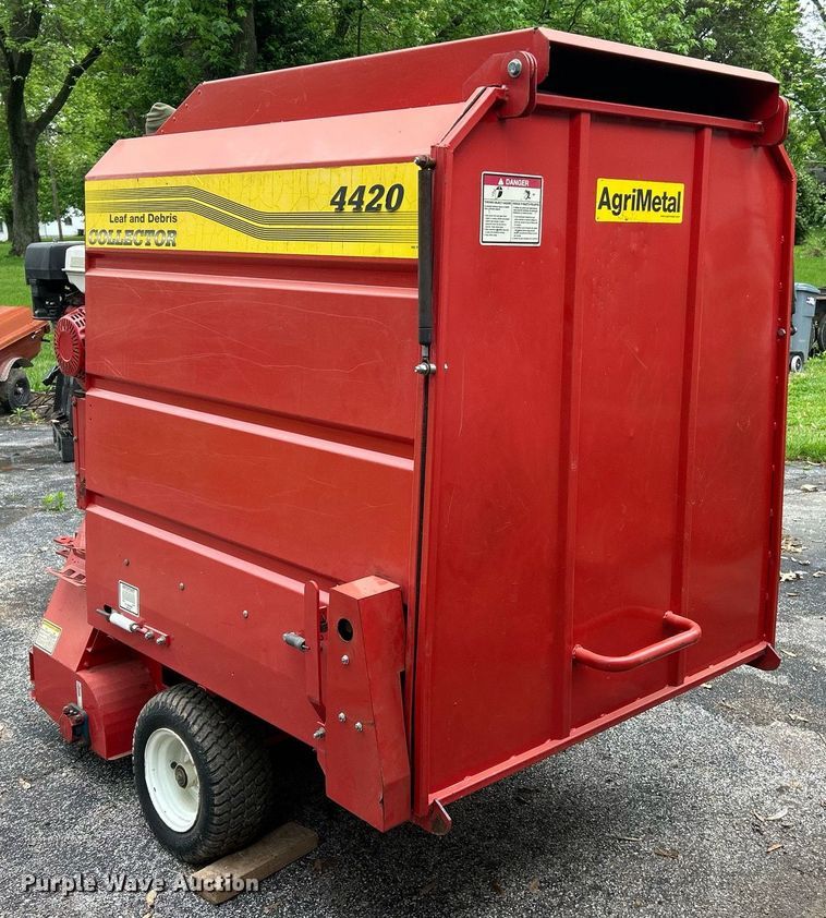 image for item EK8038 Agrimetal Collector 4420 leaf vacuum