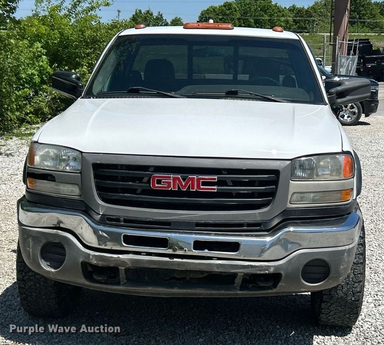 image for item EK8064 2007 GMC Sierra 2500 HD utility bed pickup truck