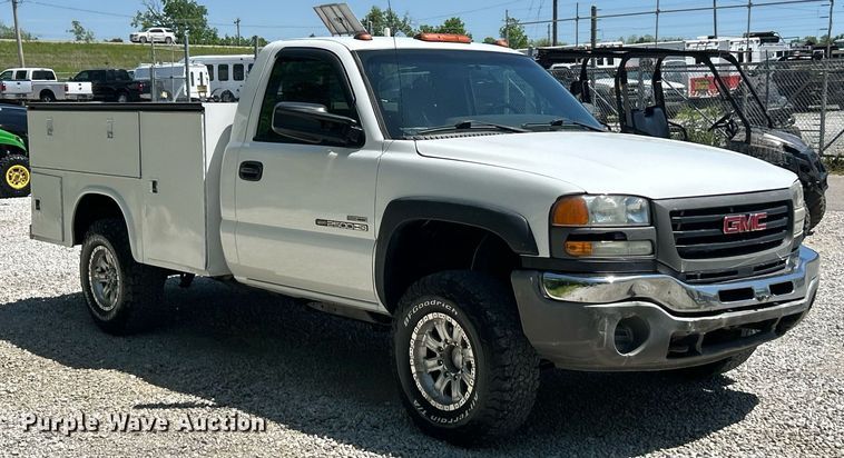 image for item EK8064 2007 GMC Sierra 2500 HD utility bed pickup truck