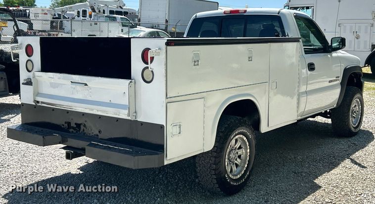 image for item EK8064 2007 GMC Sierra 2500 HD utility bed pickup truck