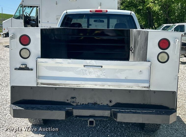 image for item EK8064 2007 GMC Sierra 2500 HD utility bed pickup truck