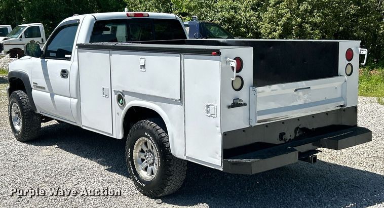 image for item EK8064 2007 GMC Sierra 2500 HD utility bed pickup truck