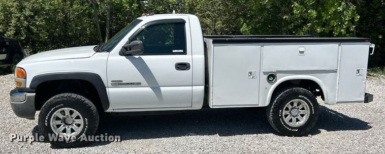 image for item EK8064 2007 GMC Sierra 2500 HD utility bed pickup truck