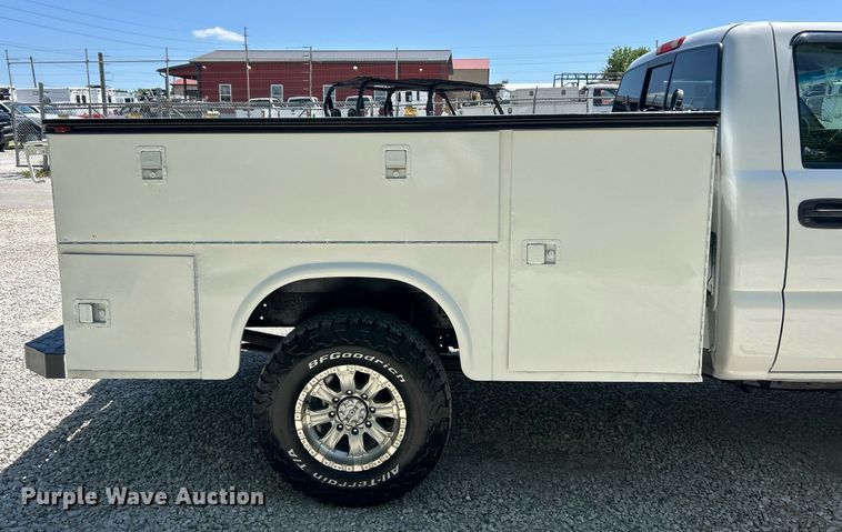 image for item EK8064 2007 GMC Sierra 2500 HD utility bed pickup truck