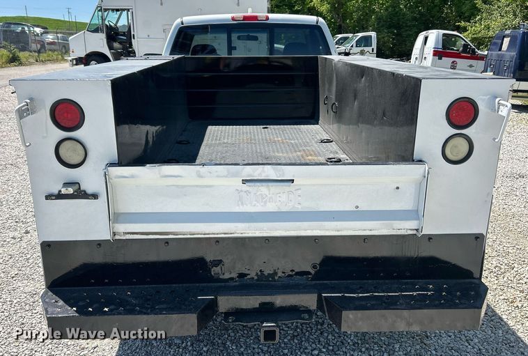 image for item EK8064 2007 GMC Sierra 2500 HD utility bed pickup truck