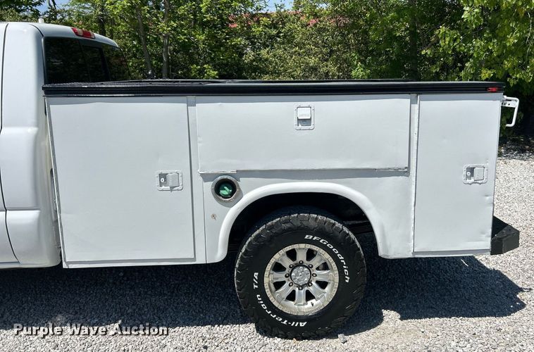 image for item EK8064 2007 GMC Sierra 2500 HD utility bed pickup truck