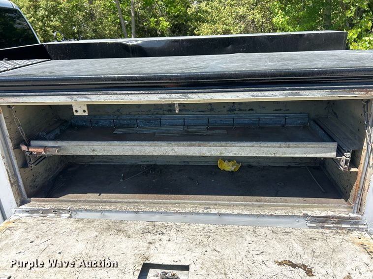 image for item EK8064 2007 GMC Sierra 2500 HD utility bed pickup truck