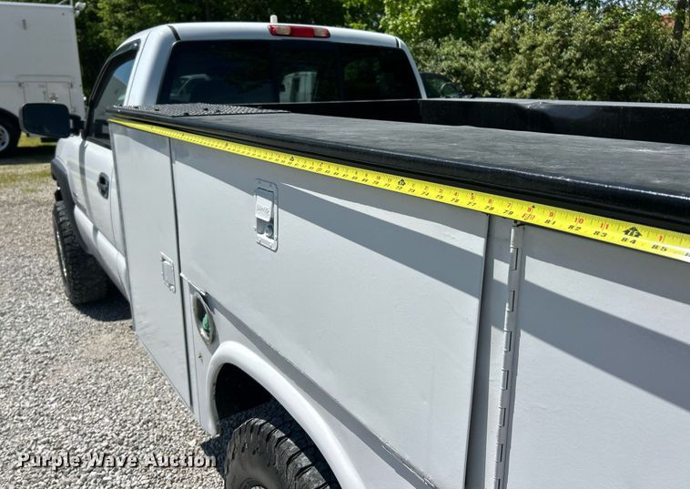 image for item EK8064 2007 GMC Sierra 2500 HD utility bed pickup truck