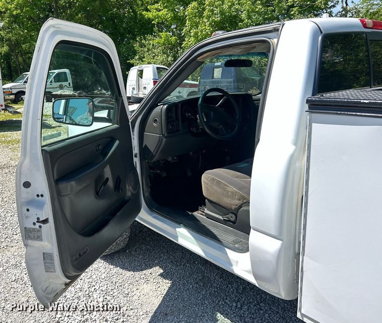 image for item EK8064 2007 GMC Sierra 2500 HD utility bed pickup truck