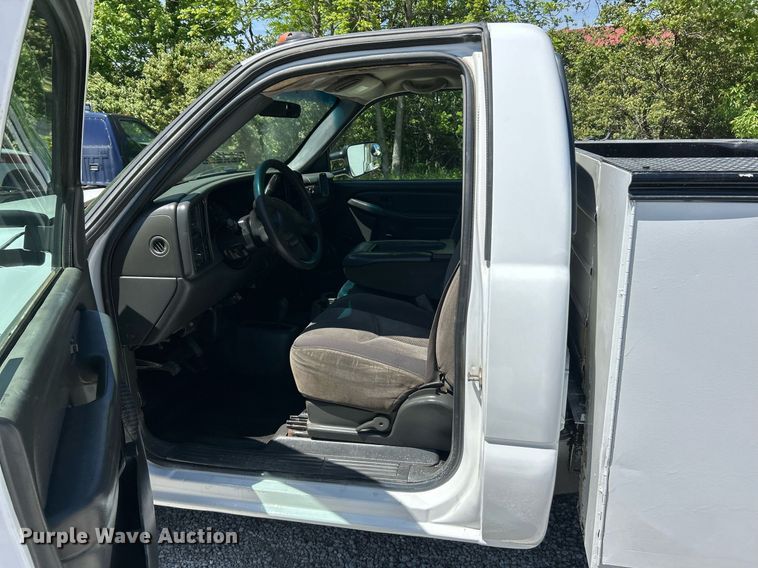 image for item EK8064 2007 GMC Sierra 2500 HD utility bed pickup truck