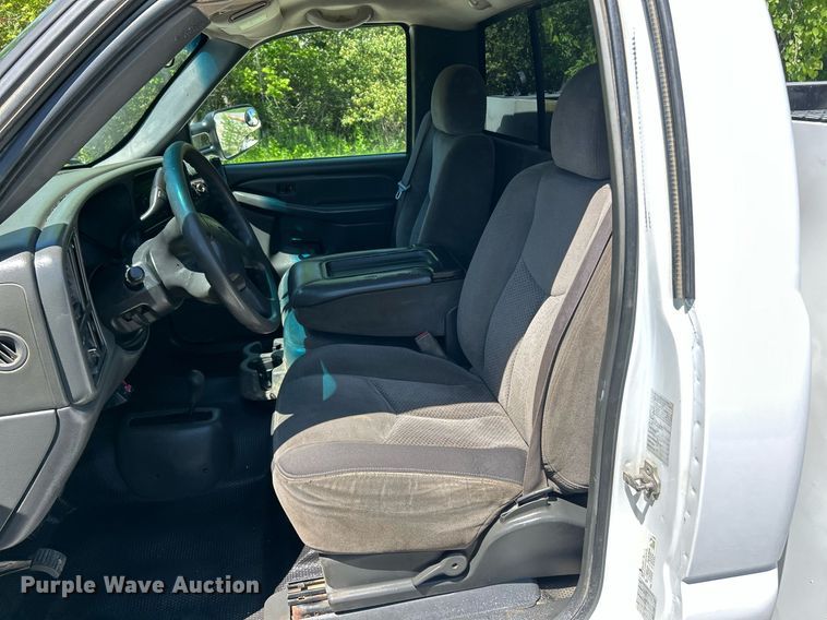 image for item EK8064 2007 GMC Sierra 2500 HD utility bed pickup truck