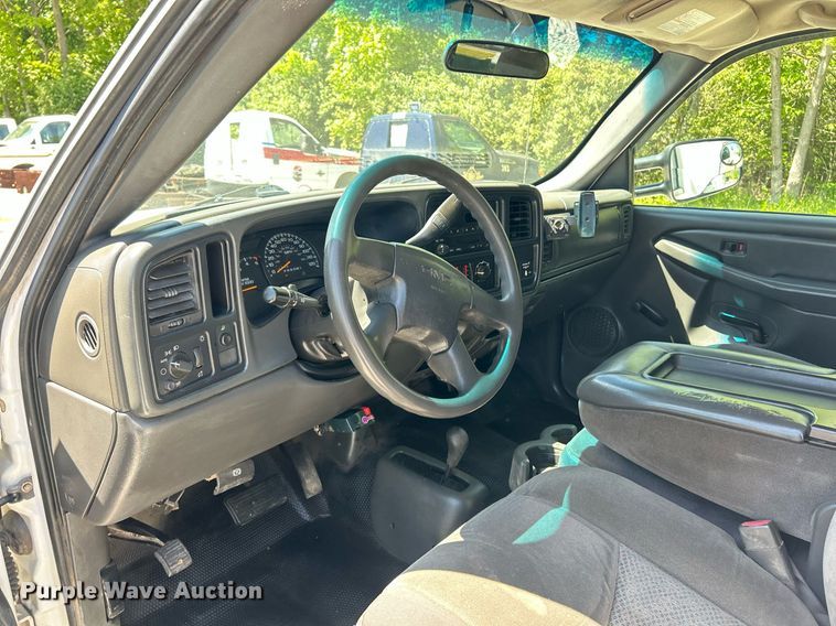 image for item EK8064 2007 GMC Sierra 2500 HD utility bed pickup truck