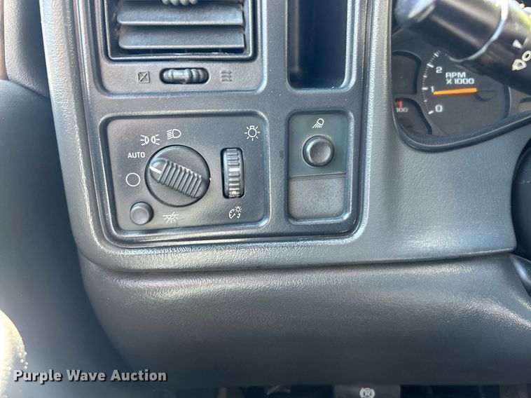 image for item EK8064 2007 GMC Sierra 2500 HD utility bed pickup truck