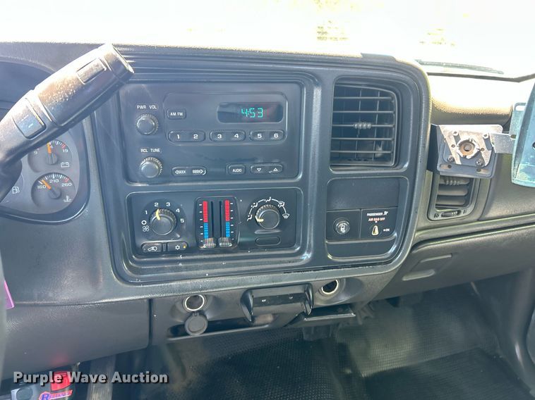 image for item EK8064 2007 GMC Sierra 2500 HD utility bed pickup truck