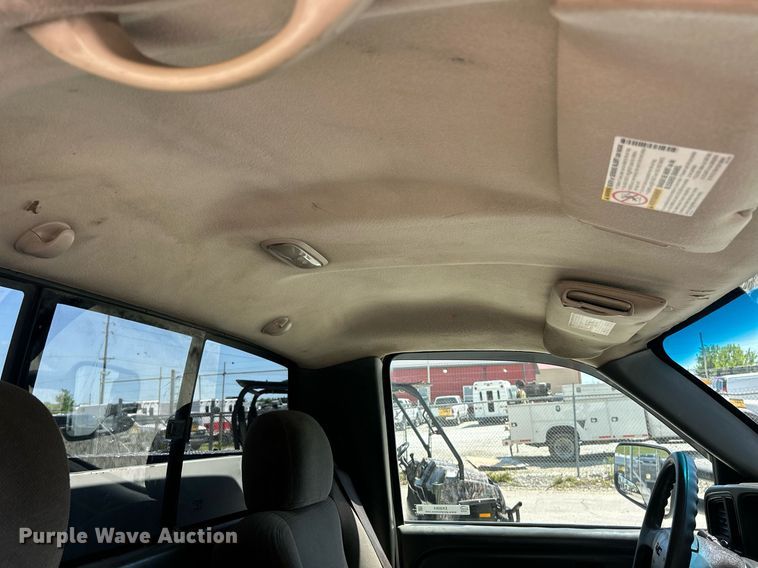 image for item EK8064 2007 GMC Sierra 2500 HD utility bed pickup truck