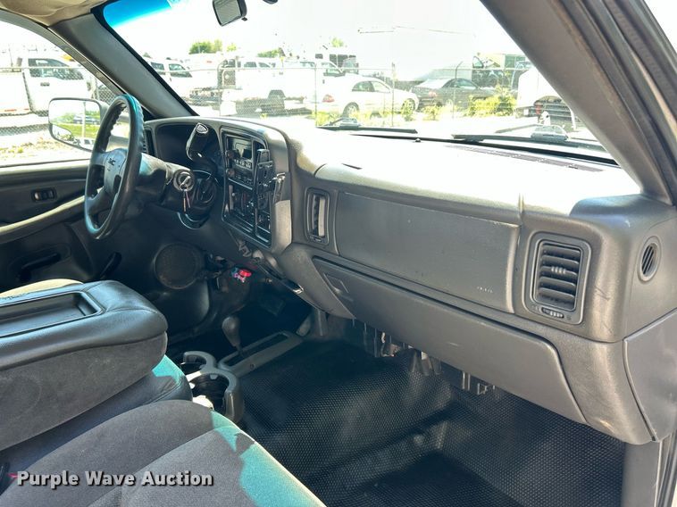 image for item EK8064 2007 GMC Sierra 2500 HD utility bed pickup truck