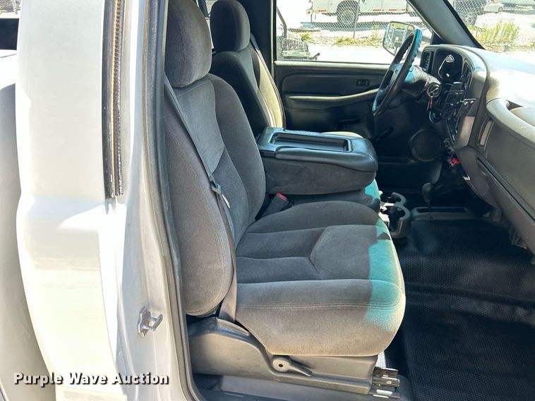 image for item EK8064 2007 GMC Sierra 2500 HD utility bed pickup truck