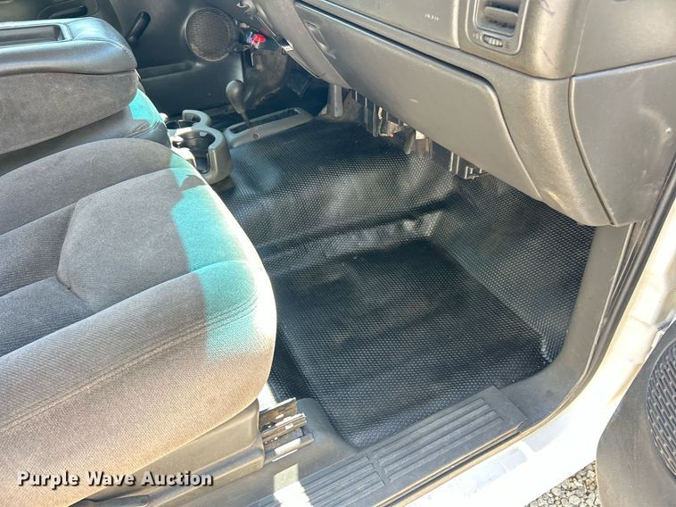 image for item EK8064 2007 GMC Sierra 2500 HD utility bed pickup truck