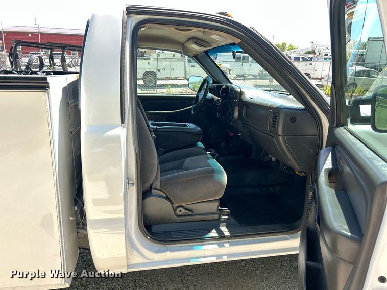 image for item EK8064 2007 GMC Sierra 2500 HD utility bed pickup truck