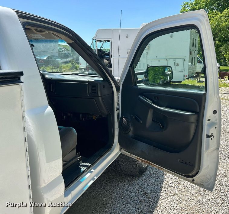 image for item EK8064 2007 GMC Sierra 2500 HD utility bed pickup truck