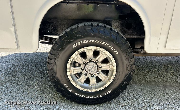 image for item EK8064 2007 GMC Sierra 2500 HD utility bed pickup truck