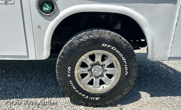 image for item EK8064 2007 GMC Sierra 2500 HD utility bed pickup truck