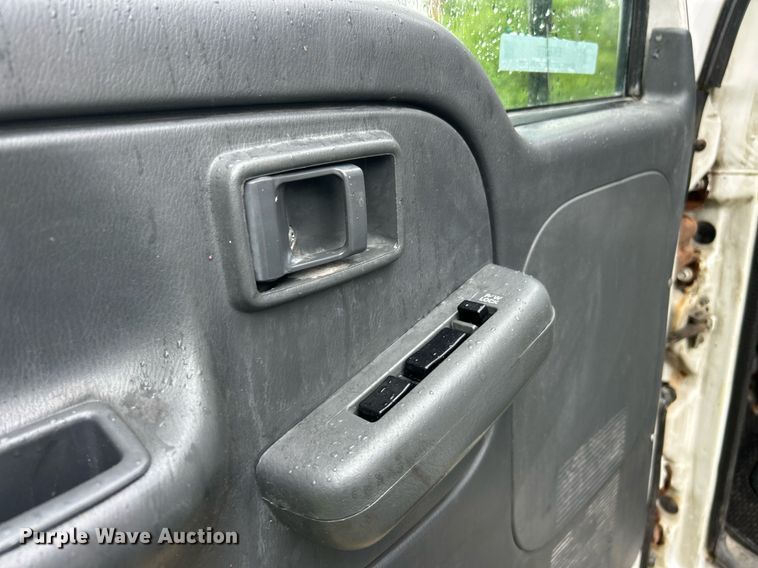 image for item EK8076 2007 UD Nissan UD1400 box truck