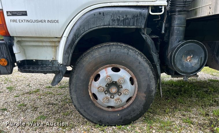 image for item EK8076 2007 UD Nissan UD1400 box truck