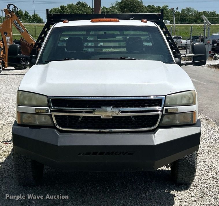 image for item EK8100 2007 Chevrolet Silverado 3500 flatbed pickup truck