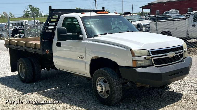 image for item EK8100 2007 Chevrolet Silverado 3500 flatbed pickup truck