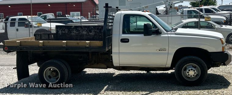 image for item EK8100 2007 Chevrolet Silverado 3500 flatbed pickup truck
