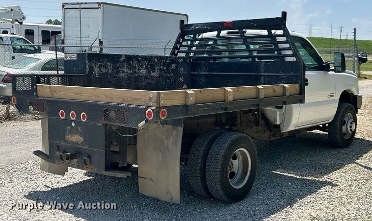 image for item EK8100 2007 Chevrolet Silverado 3500 flatbed pickup truck