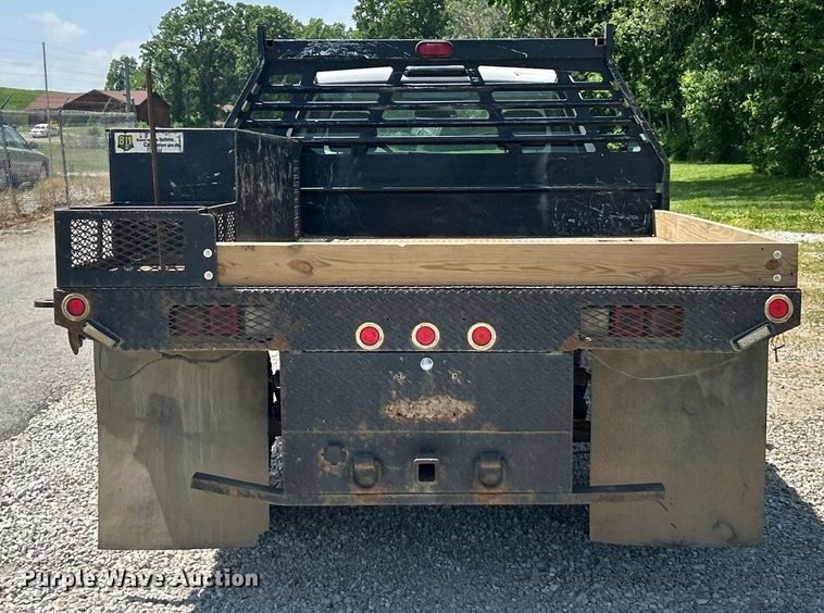 image for item EK8100 2007 Chevrolet Silverado 3500 flatbed pickup truck