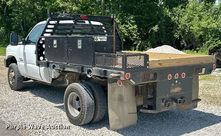 image for item EK8100 2007 Chevrolet Silverado 3500 flatbed pickup truck