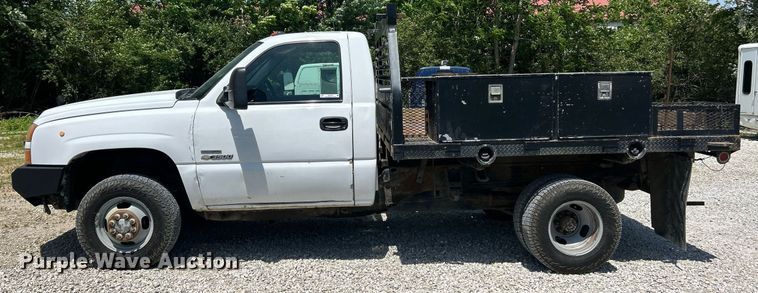 image for item EK8100 2007 Chevrolet Silverado 3500 flatbed pickup truck