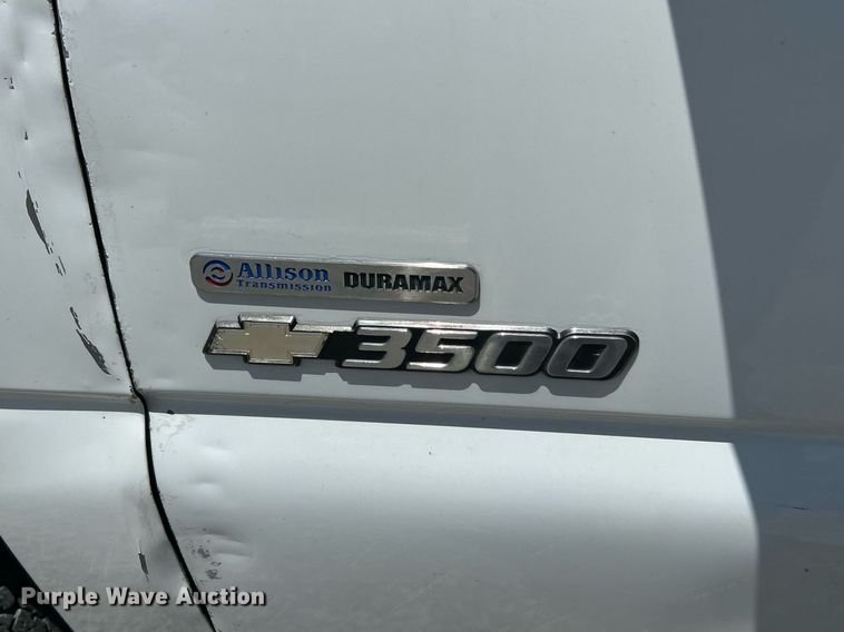 image for item EK8100 2007 Chevrolet Silverado 3500 flatbed pickup truck