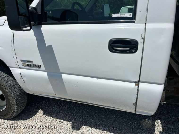 image for item EK8100 2007 Chevrolet Silverado 3500 flatbed pickup truck