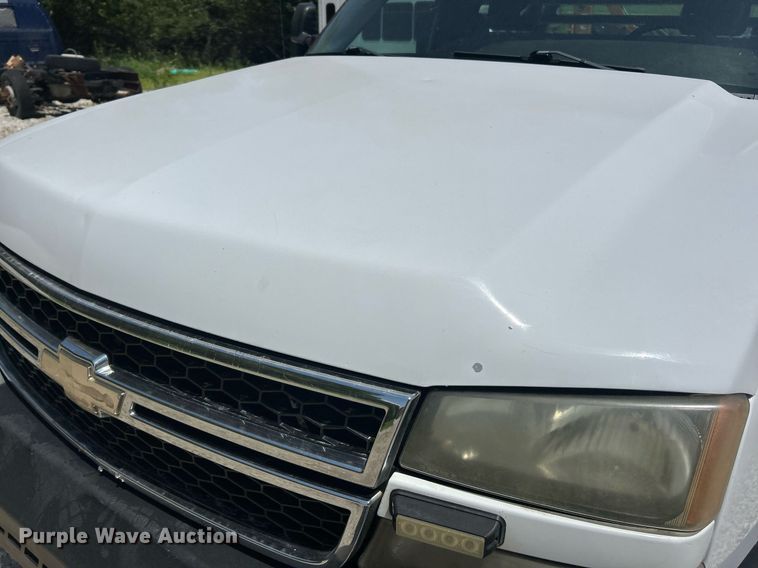 image for item EK8100 2007 Chevrolet Silverado 3500 flatbed pickup truck