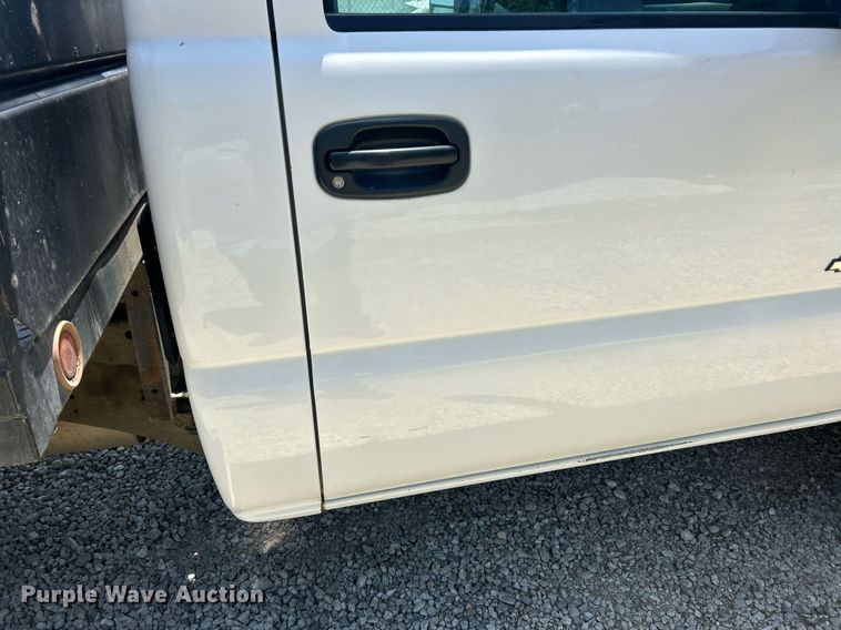 image for item EK8100 2007 Chevrolet Silverado 3500 flatbed pickup truck