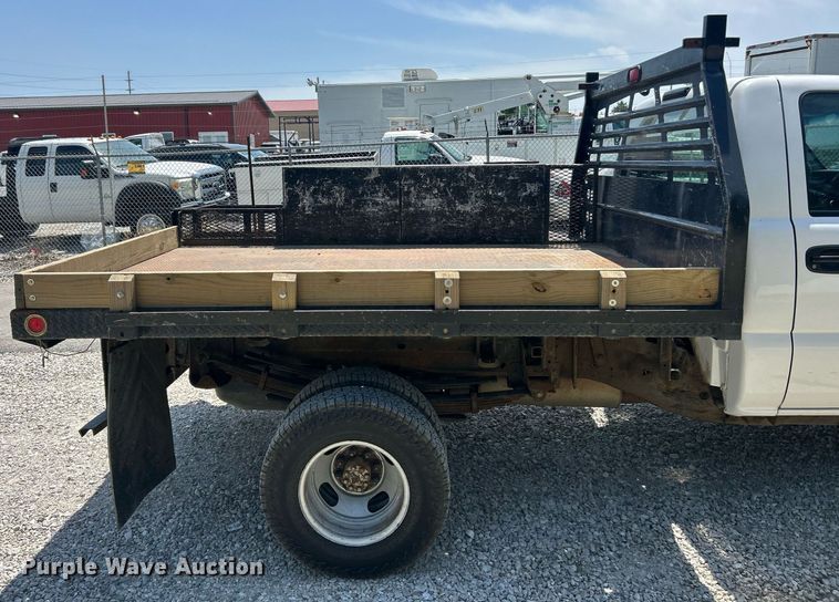 image for item EK8100 2007 Chevrolet Silverado 3500 flatbed pickup truck