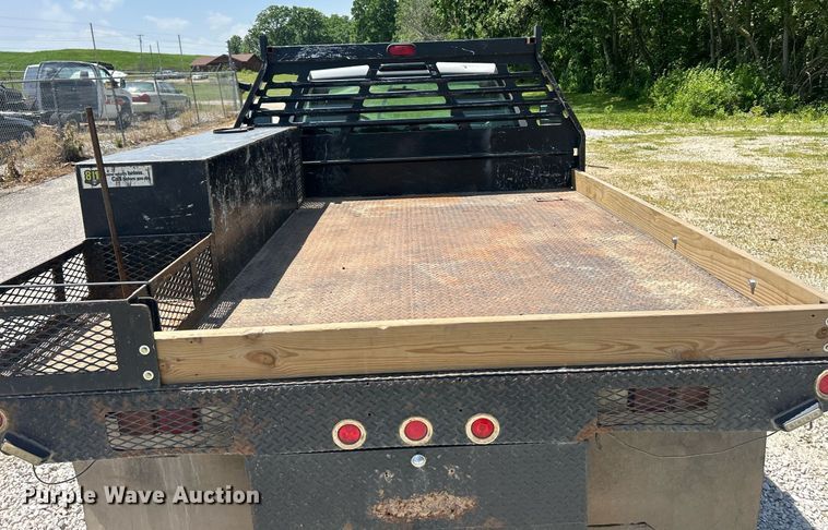 image for item EK8100 2007 Chevrolet Silverado 3500 flatbed pickup truck