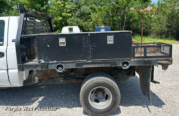 image for item EK8100 2007 Chevrolet Silverado 3500 flatbed pickup truck