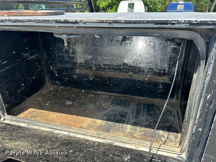 image for item EK8100 2007 Chevrolet Silverado 3500 flatbed pickup truck