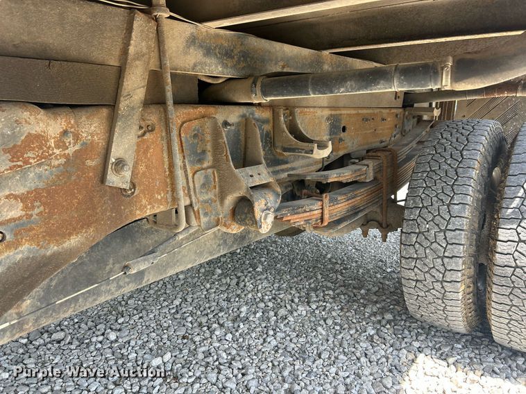 image for item EK8100 2007 Chevrolet Silverado 3500 flatbed pickup truck