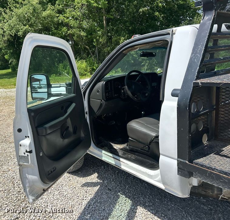 image for item EK8100 2007 Chevrolet Silverado 3500 flatbed pickup truck