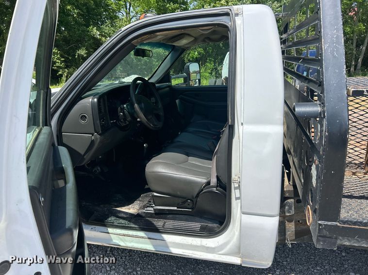 image for item EK8100 2007 Chevrolet Silverado 3500 flatbed pickup truck