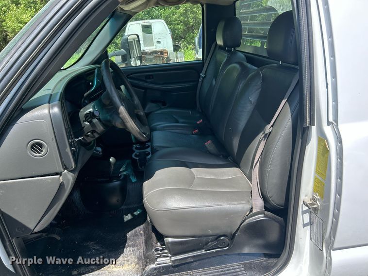 image for item EK8100 2007 Chevrolet Silverado 3500 flatbed pickup truck